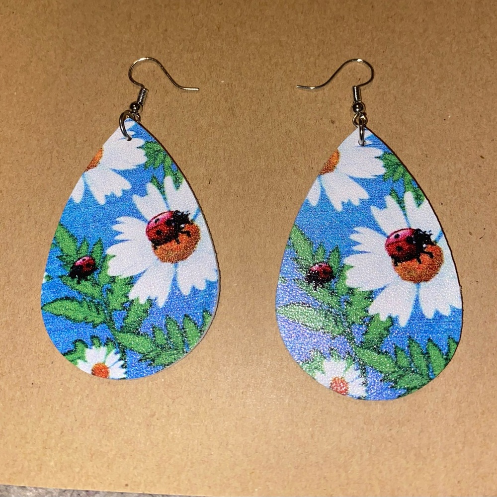 ☀️3/$9☀️ Floral Ladybug Teardrop Earrings